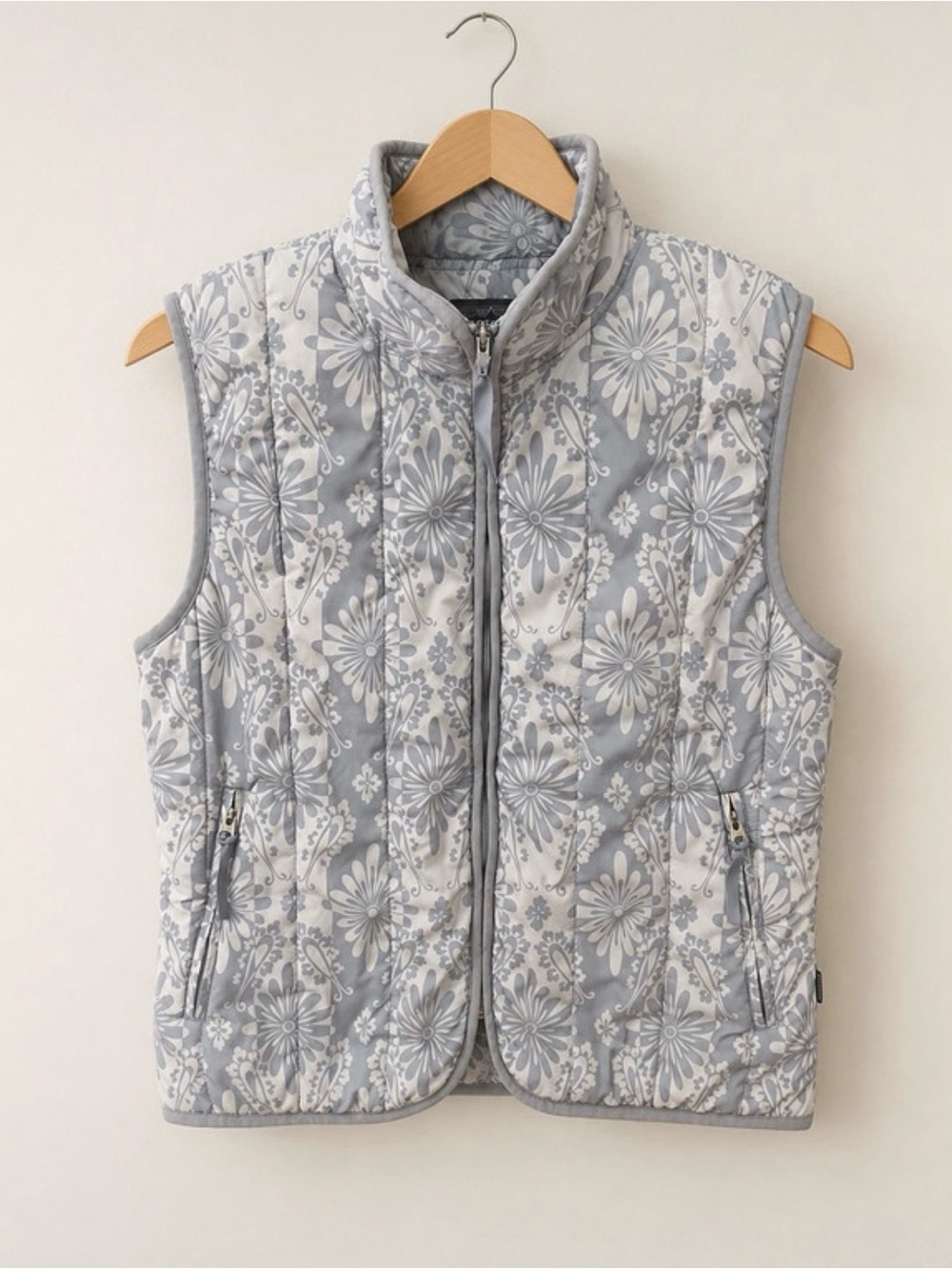Patagonia Women’s Floral Quilted Vest Medium Gray White Floral Puffer Vest